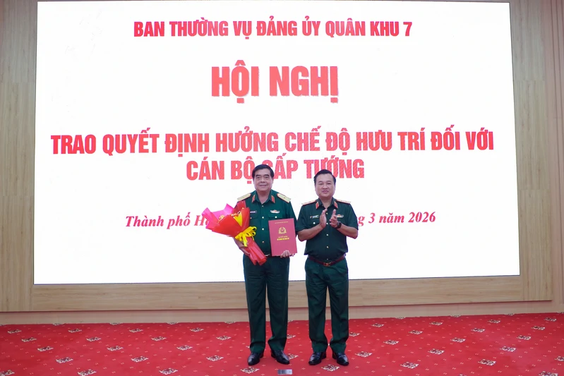 Trao quyết định hưởng chế độ hưu trí đối với Thiếu tướng Nguyễn Văn Hoàng