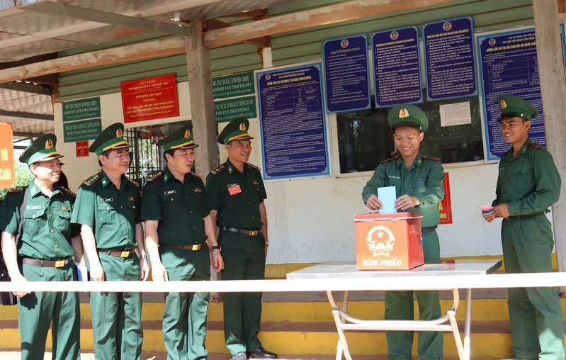 Cử tri Bộ đội Biên phòng Đồng Nai tại các trạm, chốt hoàn thành bầu cử 