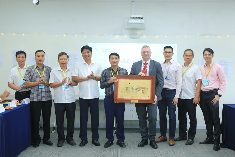 Bộ Tư lệnh Quân khu 7 tham quan, trao đổi kinh nghiệm thực tế tại Trường Quốc tế Thành phố Hồ Chí Minh