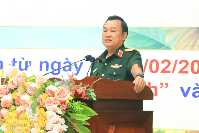Trung tướng Trần Vinh Ngọc, Bí thư Đảng ủy, Chính ủy Quân khu thông tin thời sự cho cán bộ đối tượng 2