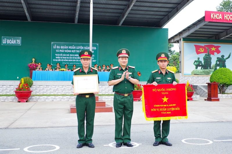 Thiếu tướng Phạm Anh Tuấn, Chủ nhiệm Chính trị Quân khu dự chỉ đạo Lễ ra quân huấn luyện tại Lữ đoàn 75