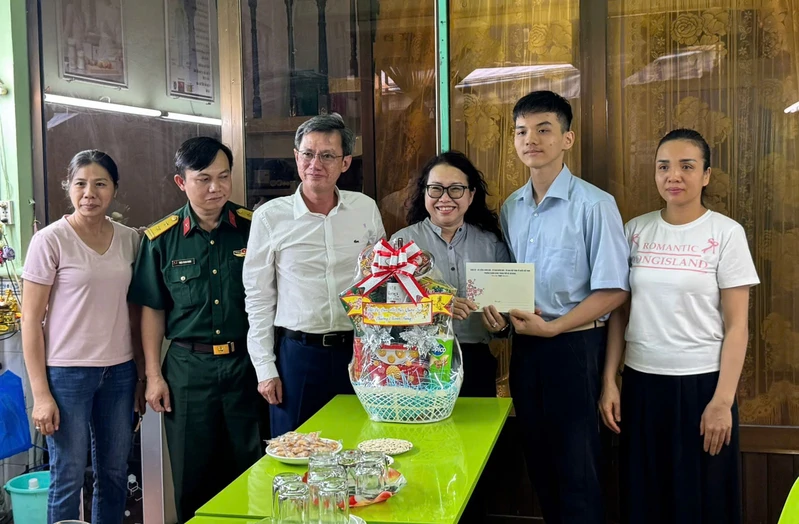 Lãnh đạo phường Chánh Hưng thăm, động viên thanh niên chuẩn bị nhập ngũ
