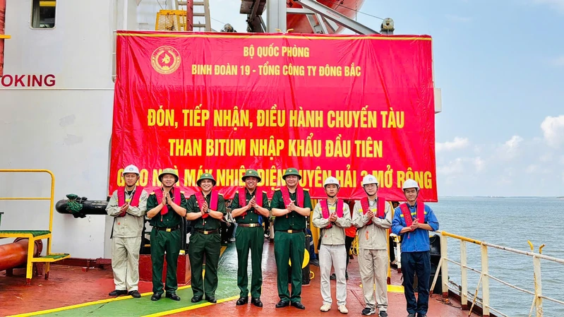 Tổng Công ty Đông Bắc tiếp nhận chuyến tàu than Bitum nhập khẩu đầu tiên năm 2026.