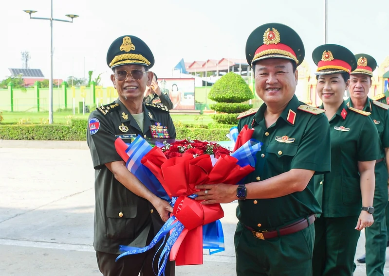 Trung tướng Trần Vinh Ngọc, Chính ủy Quân khu 7 chúc Tết Chol Chnam Thmay Bộ Tư lệnh Lục quân và Lữ đoàn 70, Quân đội Hoàng gia Campuchia.