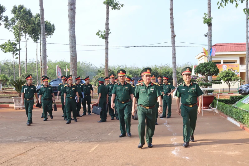 Đoàn công tác Quân khu 7 kiểm tra công tác chuẩn bị hội thi “Doanh trại chính quy, xanh, sạch, đẹp” 
