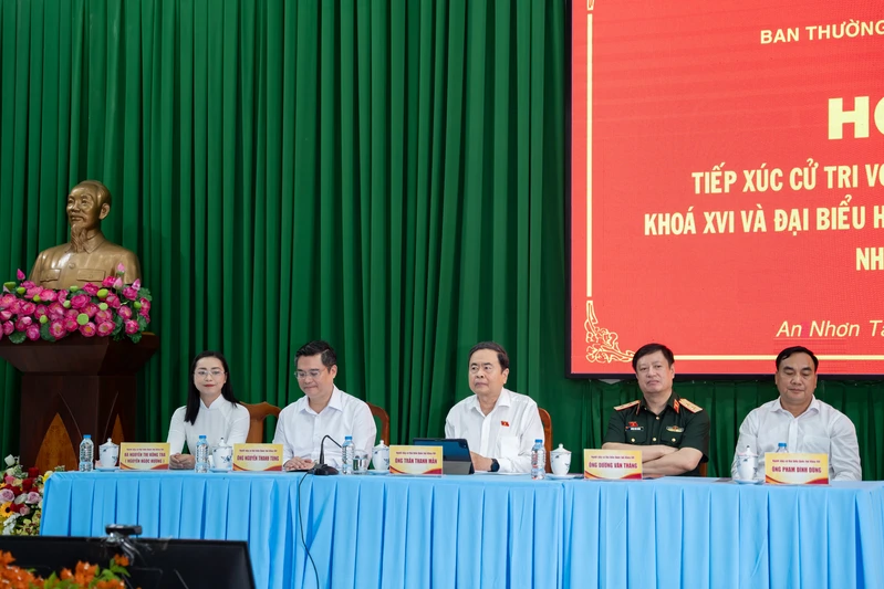 Chủ tịch Quốc hội Trần Thanh Mẫn cùng các ứng cử viên tiếp xúc cử tri tại TPHCM