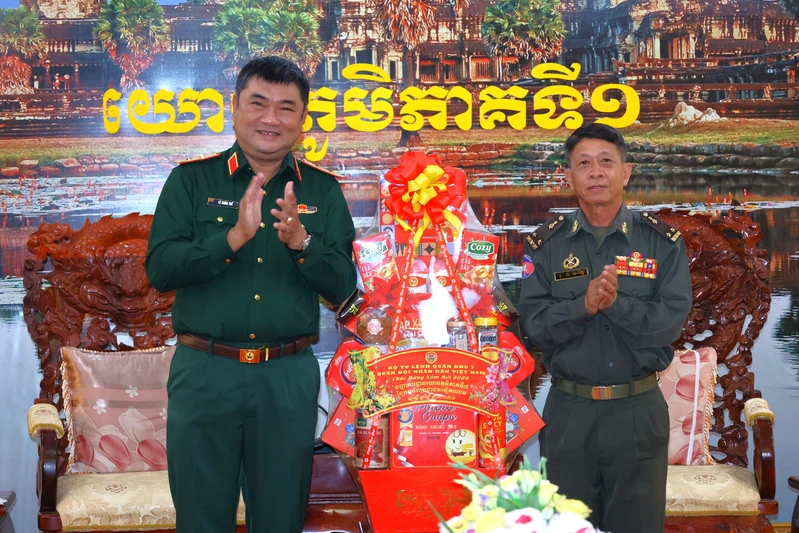 Trung tướng Lê Xuân Thế, Tư lệnh Quân khu 7 chúc Tết cổ truyền Chol Chnam Thmay Bộ Tư lệnh Quân khu 1, Quân đội Hoàng gia Campuchia