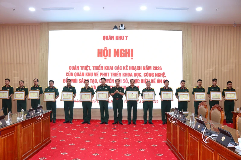 Quân khu 7 triển khai hiệu quả công tác phát triển khoa học, công nghệ, đổi mới sáng tạo, chuyển đổi số, thực hiện Đề án 06 và cải cách hành chính 

