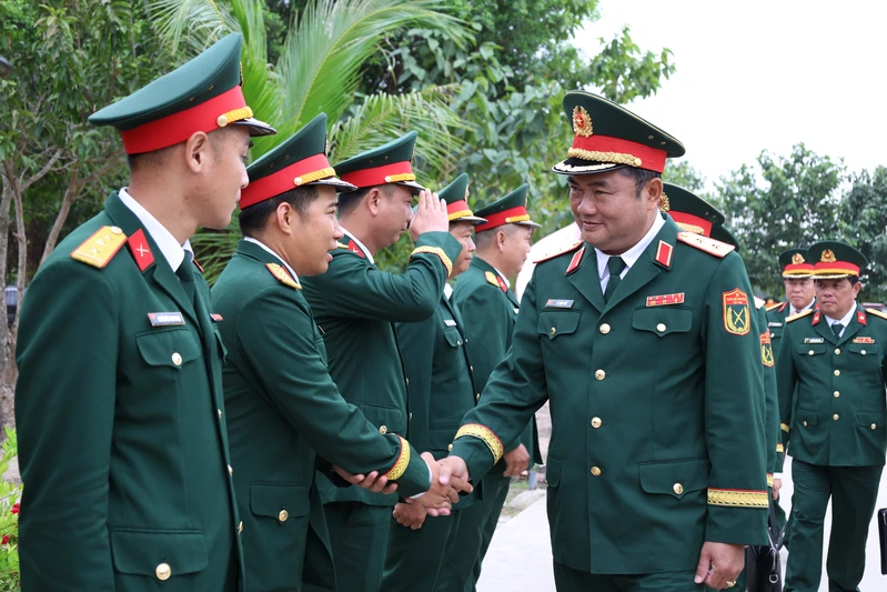 Tư lệnh Quân khu 7 kiểm tra công tác chuẩn bị huấn luyện chiến sĩ mới tại Trung đoàn Gia Định