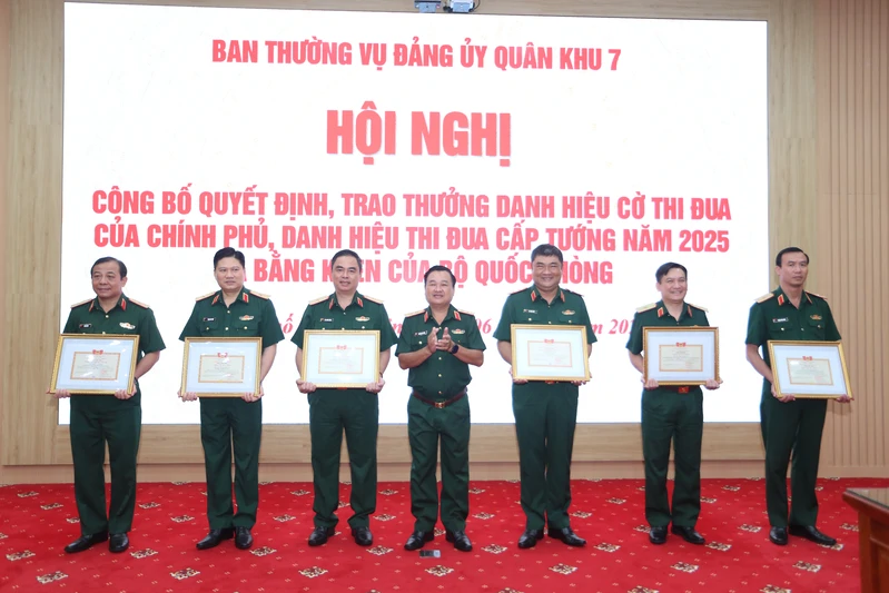 Ban Thường vụ Đảng ủy Quân khu 7 công bố quyết định, trao thưởng danh hiệu của Chính phủ và Bộ Quốc phòng