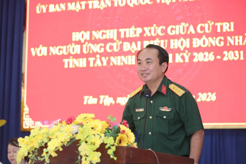 Thượng tá Ngô Khánh, Phó Chính ủy Bộ CHQS tỉnh Tây Ninh tiếp xúc cử tri tại xã Tân Tập