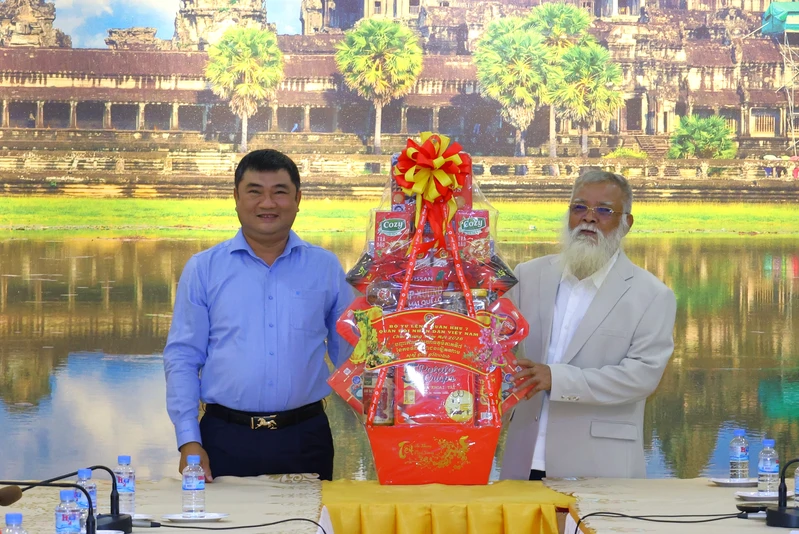 Trung tướng Lê Xuân Thế thăm, chúc Tết Bộ Tư lệnh Quân khu 2, Quân đội Hoàng gia Campuchia