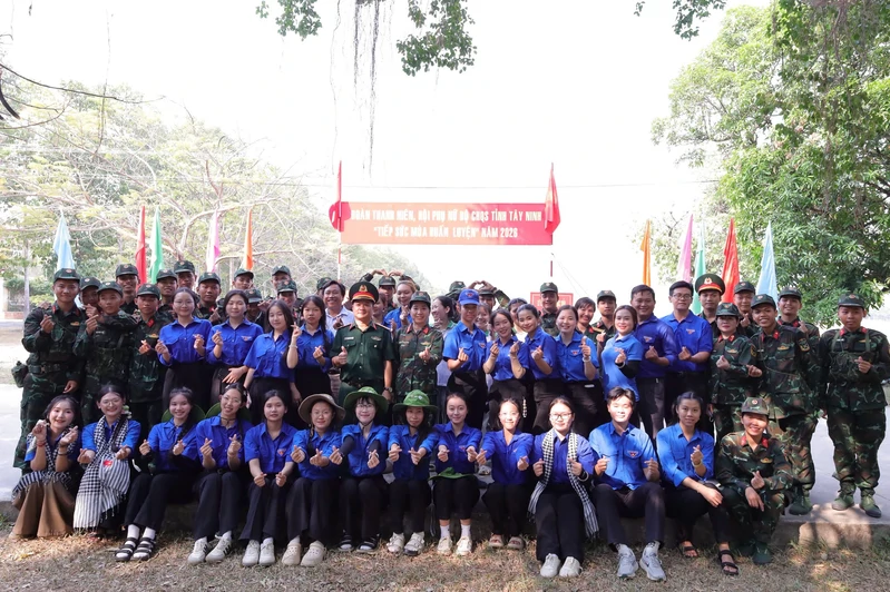 Đội K71 thăm, chúc tết Chol Chnam Thmay tại Tiểu khu Quân sự tỉnh Siem Reap