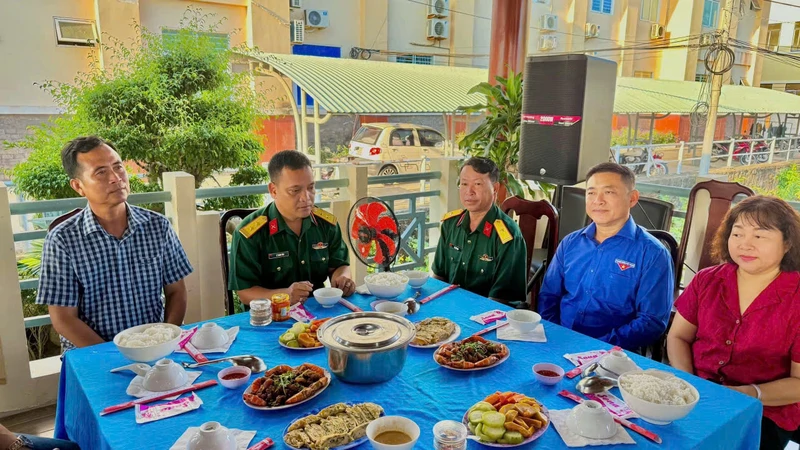 Trung đoàn Minh Đạm tổ chức chương trình "Ăn sáng cùng gia đình chiến sĩ mới"
