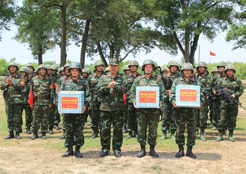Quân khu 7 tham quan, thống nhất về tổ chức, phương pháp kiểm tra “3 tiếng nổ” cho chiến sĩ mới