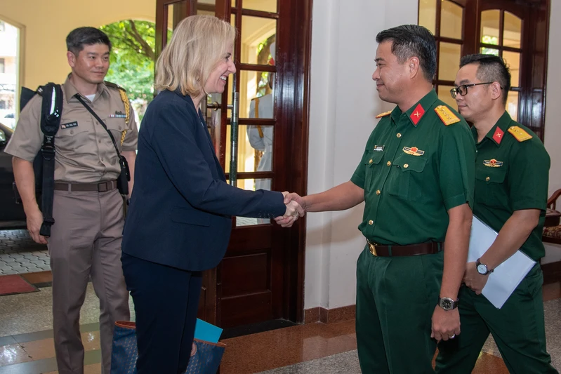 Đại tá Nguyễn Tấn Linh tiếp Tổng Lãnh sự Hoa Kỳ tại Thành phố Hồ Chí Minh