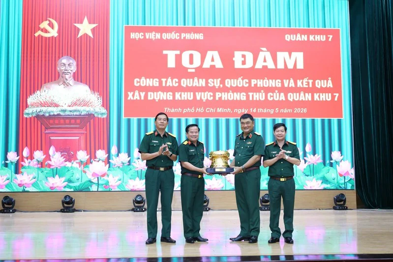 Tọa đàm công tác quân sự, quốc phòng và kết quả xây dựng khu vực phòng thủ của Quân khu 7