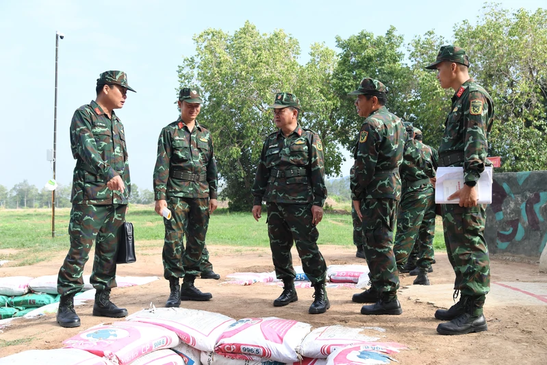 Quân khu 7 kiểm tra công tác bảo đảm chiến sĩ mới thực hành “3 tiếng nổ” tại Trung đoàn 174
