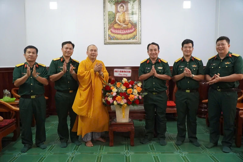 Bộ CHQS tỉnh Tây Ninh thăm, chúc mừng các cơ sở Phật giáo nhân Đại lễ Phật đản