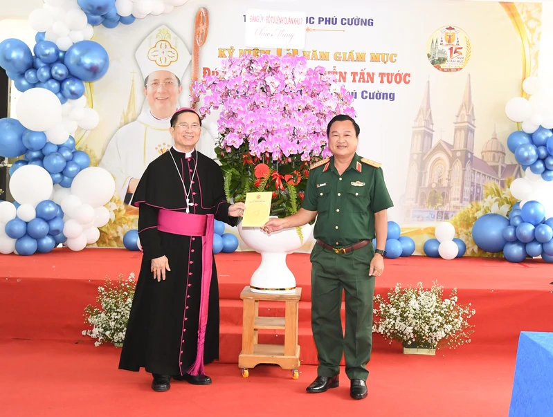 Trung tướng Trần Vinh Ngọc chúc mừng kỷ niệm 15 năm Giám mục của Giám mục Giuse Nguyễn Tấn Tước