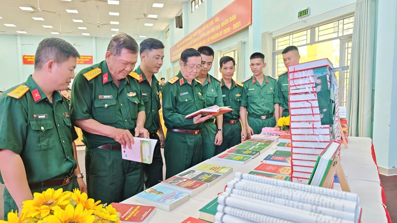 Trung đoàn Gia Định sôi nổi hưởng ứng Ngày sách và Văn hóa đọc Việt Nam năm 2026
