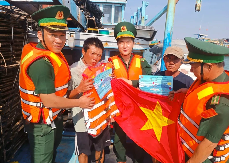 Giữ tàu cá không “đi lạc”