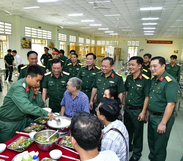 Trung đoàn Gia Định gặp mặt gia đình chiến sĩ mới năm 2026