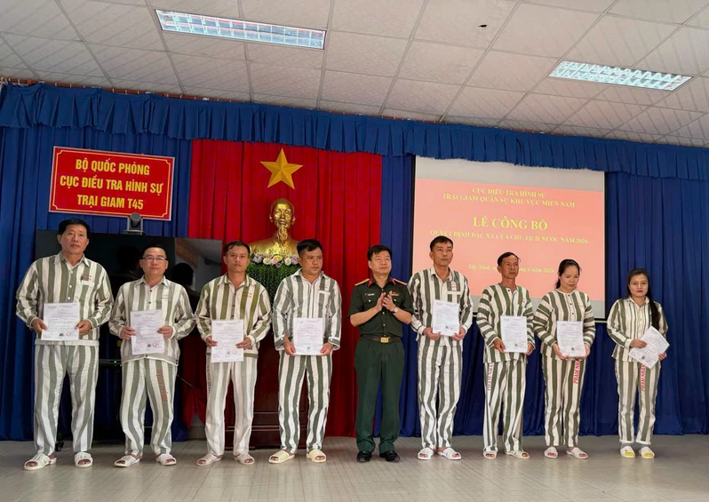 Cục Điều tra hình sự Bộ Quốc phòng trao Quyết định đặc xá cho phạm nhân Trại giam T45
