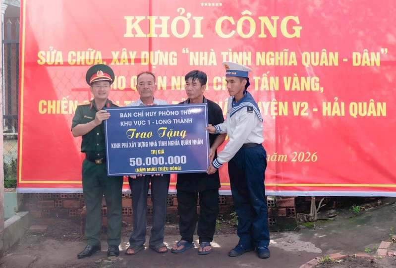Ban CHQS phường Phước Tân phối hợp khởi công sửa chữa nhà cho gia đình quân nhân tại ngũ 
