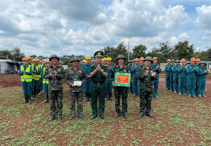 Bộ CHQS tỉnh Lâm Đồng động viên lực lượng dân quân hỗ trợ thi công trường học khu vực biên giới