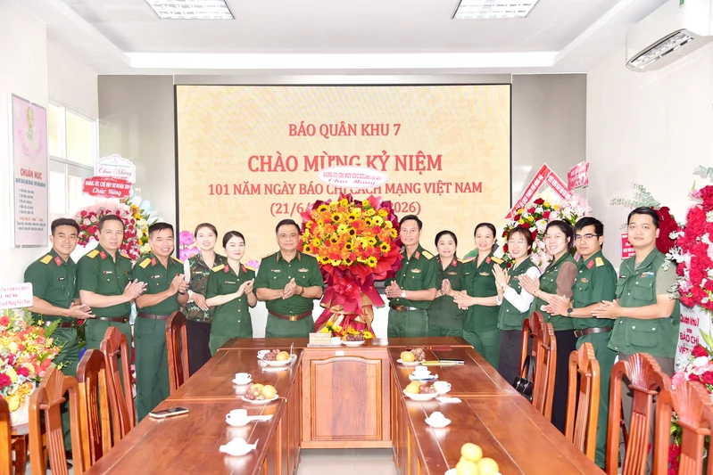 Thủ trưởng Cục Chính trị Quân khu chúc mừng Báo Quân khu 7 nhân kỷ niệm 101 năm Ngày Báo chí Cách mạng Việt Nam