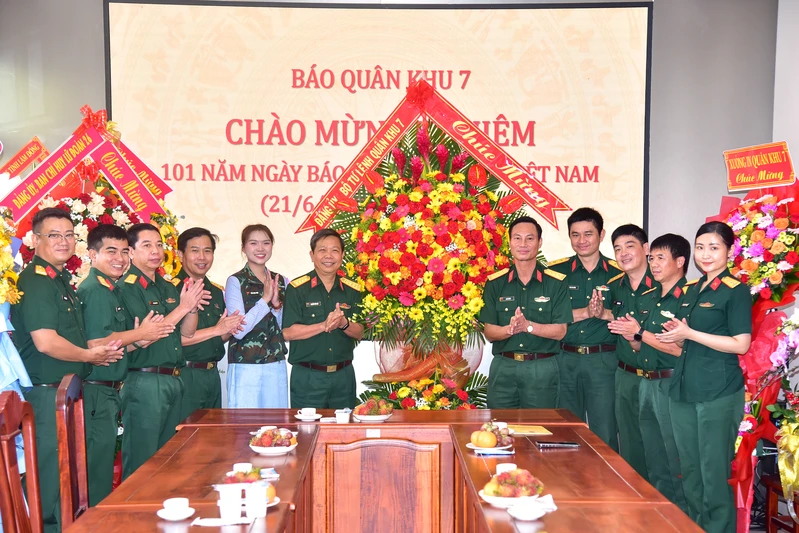 Quân khu 7 thăm, chúc mừng các cơ quan báo chí nhân Ngày Báo chí Cách mạng Việt Nam