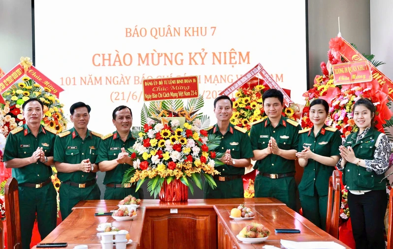 Binh đoàn 16 thăm, chúc mừng các cơ quan báo chí