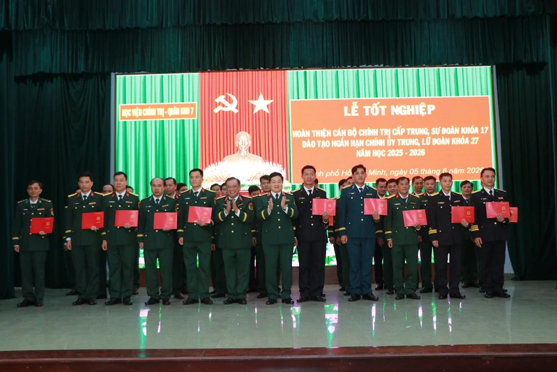 Lễ tốt nghiệp lớp hoàn thiện cán bộ chính trị cấp trung, sư đoàn và đào tạo ngắn hạn trung, lữ đoàn năm 2025 - 2026