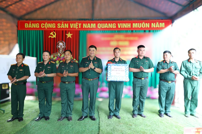 Tư lệnh Quân khu 7 thăm, động viên cán bộ, chiến sĩ Lữ đoàn 25 