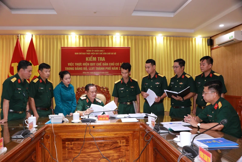 Ban Chỉ đạo thực hiện Quy chế dân chủ cơ sở Đảng ủy Quân khu kiểm tra Đảng bộ, LLVT thành phố Đồng Nai 