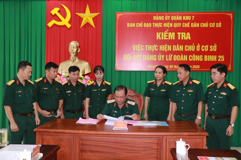Ban Chỉ đạo thực hiện Quy chế dân chủ cơ sở Đảng ủy Quân khu kiểm tra Đảng ủy Lữ đoàn Công binh 25