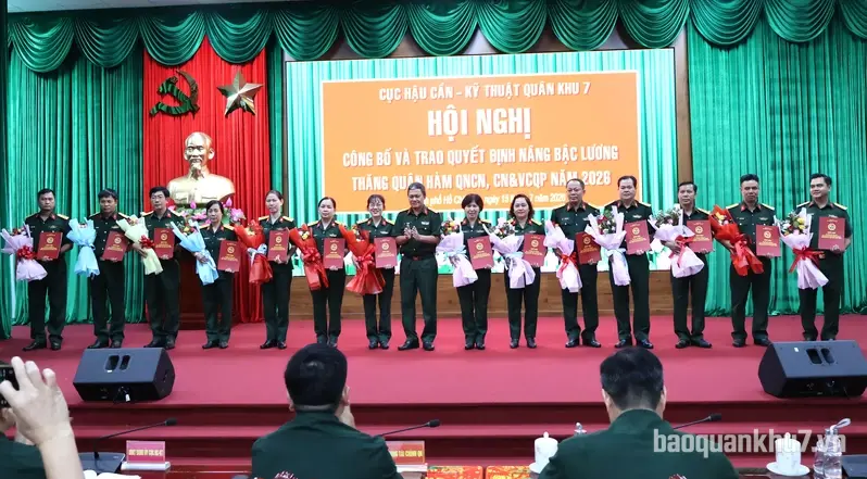 Cục Hậu cần - Kỹ thuật Quân khu trao quyết định nâng bậc lương, thăng quân hàm QNCN, CN&VCQP năm 2026