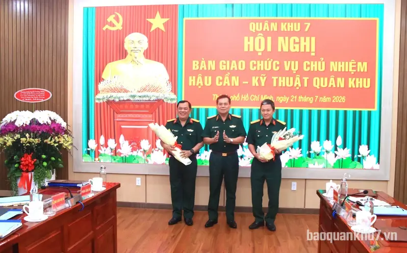 Bàn giao chức vụ Chủ nhiệm Hậu cần - Kỹ thuật Quân khu 7