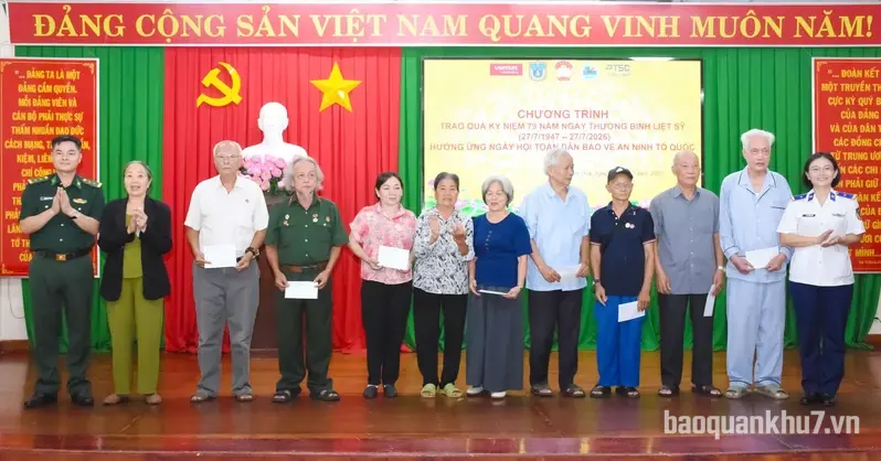 Trao quà tri ân các gia đình chính sách nhân kỷ niệm 79 năm ngày Thương binh - Liệt sĩ