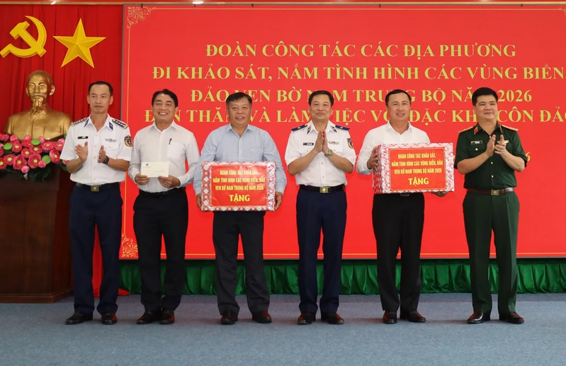 Đoàn công tác Cảnh sát biển Việt Nam thăm, tặng quà quân và dân đặc khu Côn Đảo