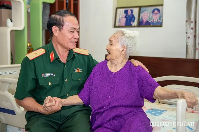 Thiếu tướng Trần Ngọc Minh thăm gia đình cố Thiếu tướng Võ Minh Như