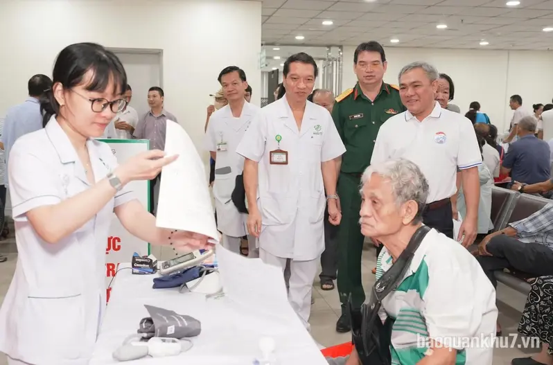 Bệnh viện Quân y 175 khám sức khỏe định kỳ miễn phí cho người dân