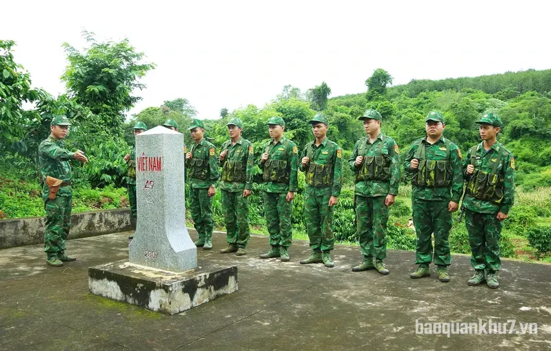 Học Bác để xây dựng thế trận lòng dân vững chắc 
