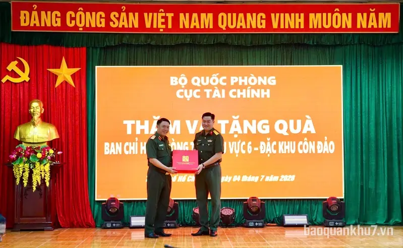 Đoàn công tác Cục Tài chính thăm, tặng quà Ban Chỉ huy Phòng thủ khu vực 6 - Đặc khu Côn Đảo
