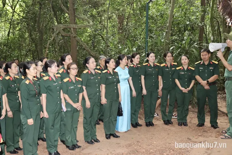 Hội Phụ nữ Cục Chính trị Quân khu 7 và Sư đoàn 302 về nguồn tại Địa đạo Củ Chi