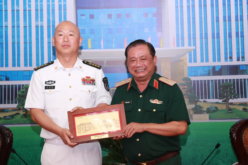 Thiếu tướng Trần Chí Tâm tiếp đoàn Tàu Hải quân Quân Giải phóng nhân dân Trung Quốc