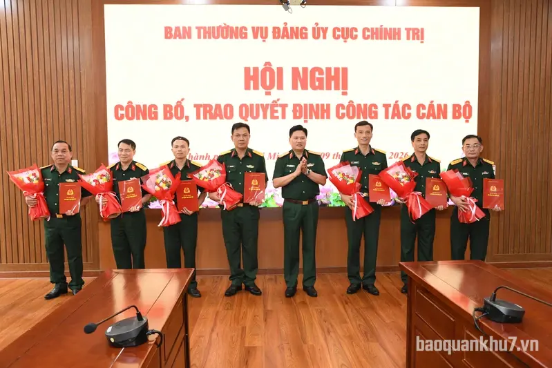 Ban Thường vụ Đảng ủy Cục Chính trị Quân khu 7 trao quyết định công tác cán bộ
