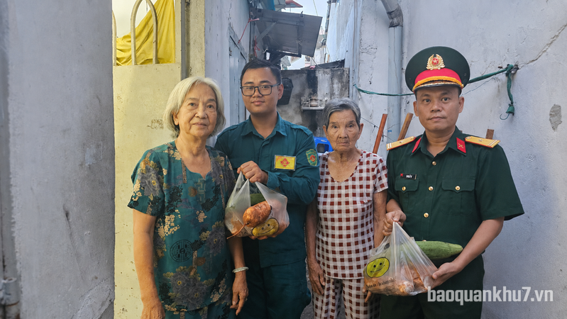 Ban CHQS phường Xuân Hòa trao hơn 1,5 tấn rau, củ, quả hỗ trợ người dân có hoàn cảnh khó khăn