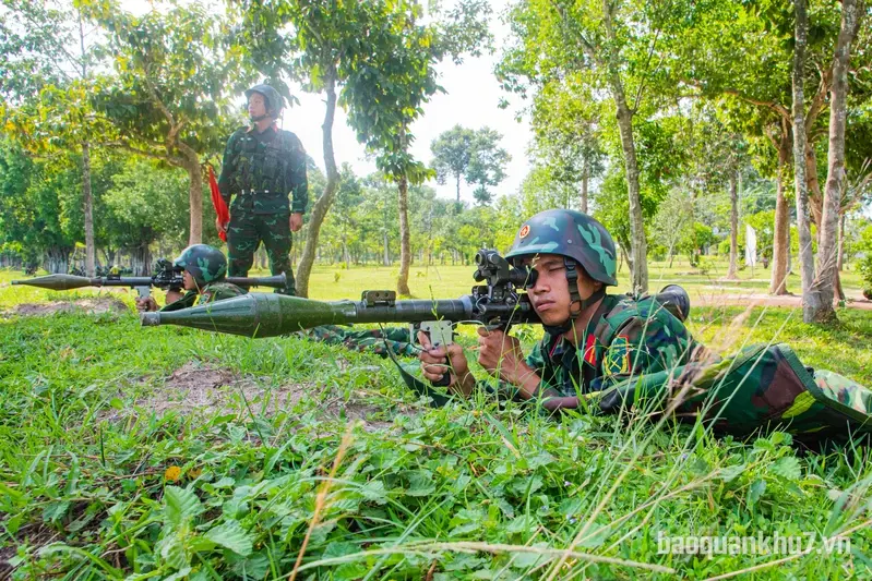 Vượt nắng thắng mưa, say sưa luyện tập
